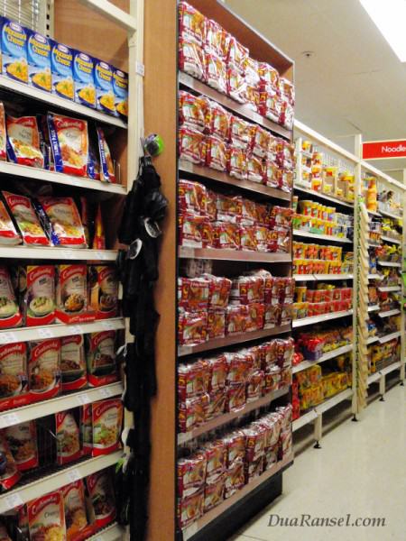 Rak Indomie rasa sate di sebuah supermarket di Sydney