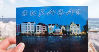Kartu Pos Dua Ransel Willemstad Curacao
