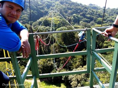 Persiapan Tarzan swing - Tur zip-line kanopi, hutan hujan-pegunungan Monteverde, Kosta Rika