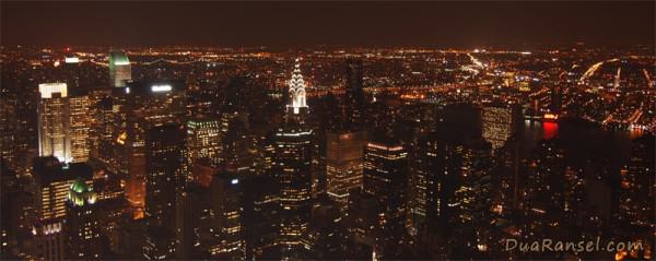 New York city lights under the night sky, dilihat dari Empire State Building, di mana si King Kong sempat ber AUUUWWOOOO (Eh, salah, itu Tarzan ya yang pake auwo?)