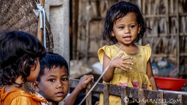 Tiga bersaudara sedang bermain di beranda rumah | Kampong Khleang